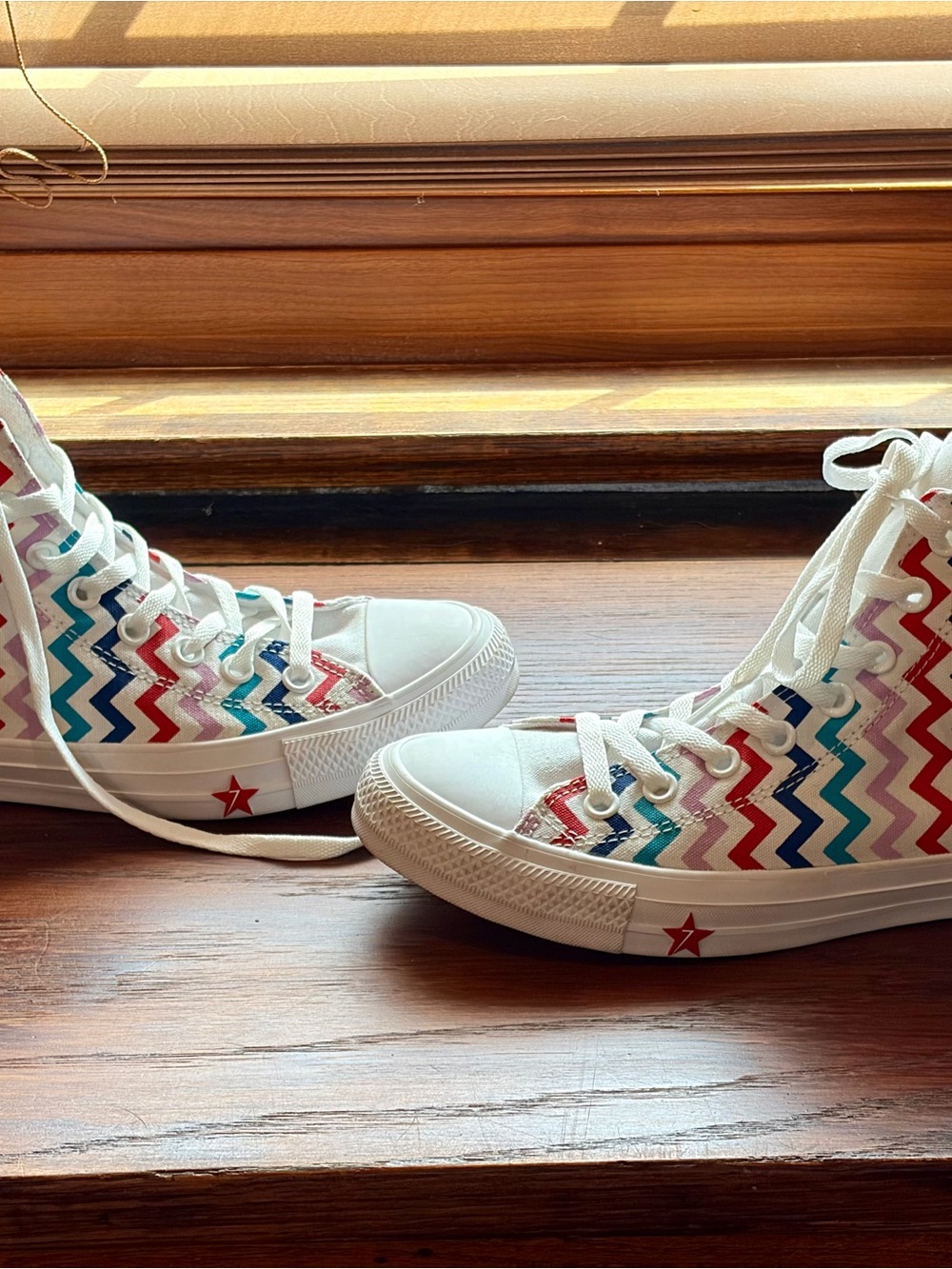 Converse High Top Sneakers in White with Multicolor Chevron Pattern Size 9 - Picture 4 of 9